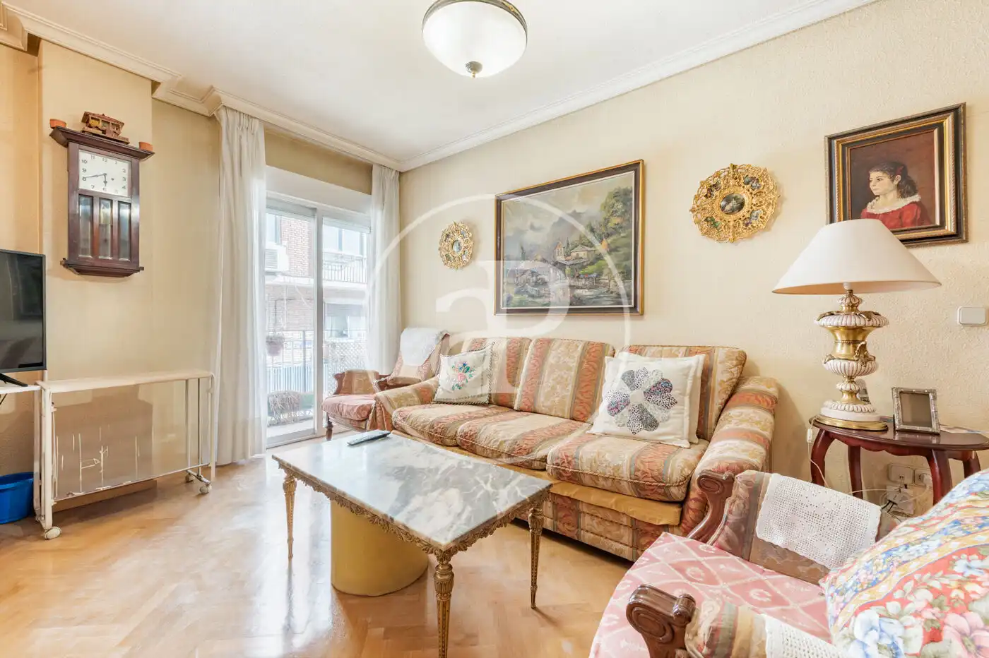 Sala d'estar de Pis en venda en  Madrid Capital amb Calefacció i Moblat