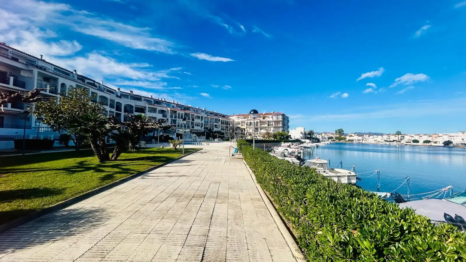Vista exterior de Apartamento en venta en Empuriabrava con Aire acondicionado, Terraza y Piscina comunitaria