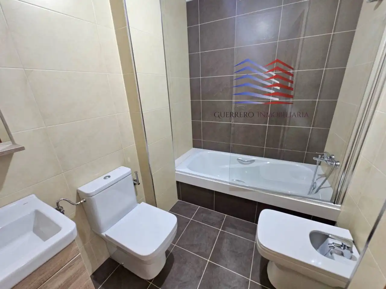 Badezimmer von Wohnung zur Miete in Ourense Capital  mit Heizung, Parkett und Abstellraum