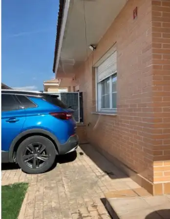 Parkplatz von Einfamilien-Reihenhaus zum Verkauf in Los Santos de la Humosa mit Heizung, Privatgarten und Balkon