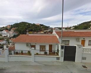 Vista exterior de Casa adosada en venda en Cubelles amb Terrassa