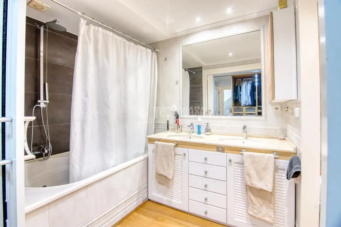 Baño de Piso en venta en Santander con Terraza y Trastero