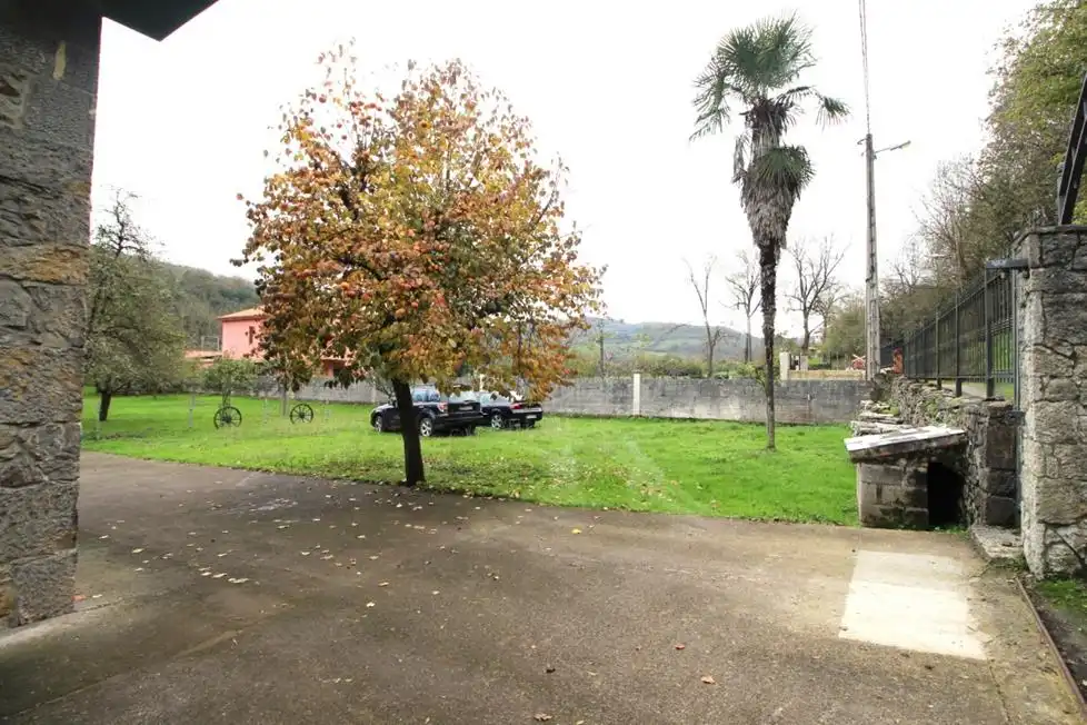 Jardí de Casa o xalet en venda en Oviedo  amb Moblat