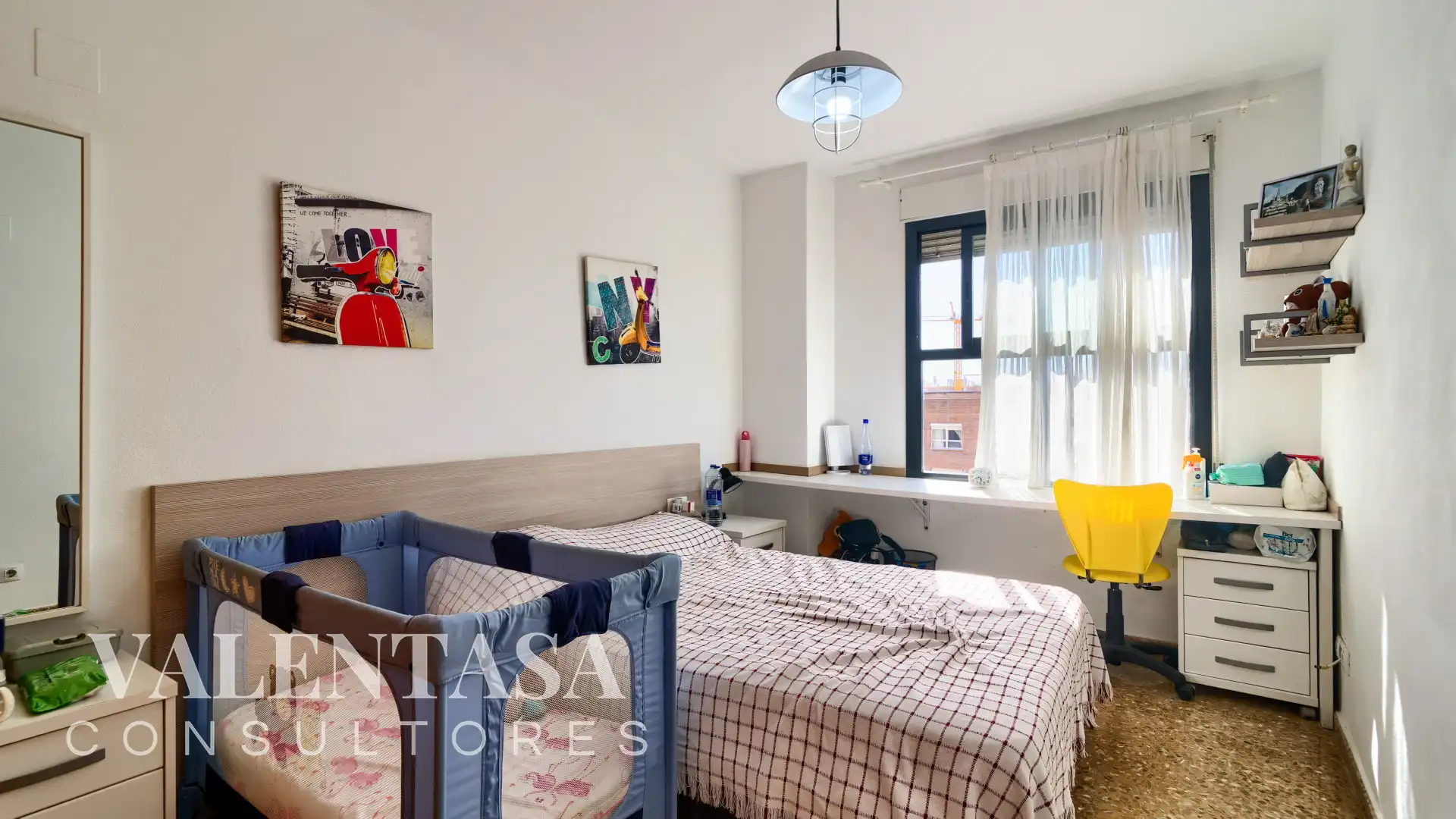 Bedroom of Flat for sale in Valencia  with Furnished and Community pool