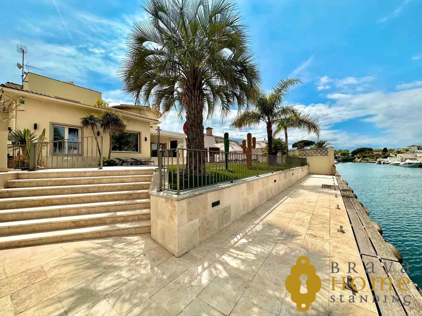 Exterior view of Houses for sale in Empuriabrava  with Air Conditioner, Heating and Private garden