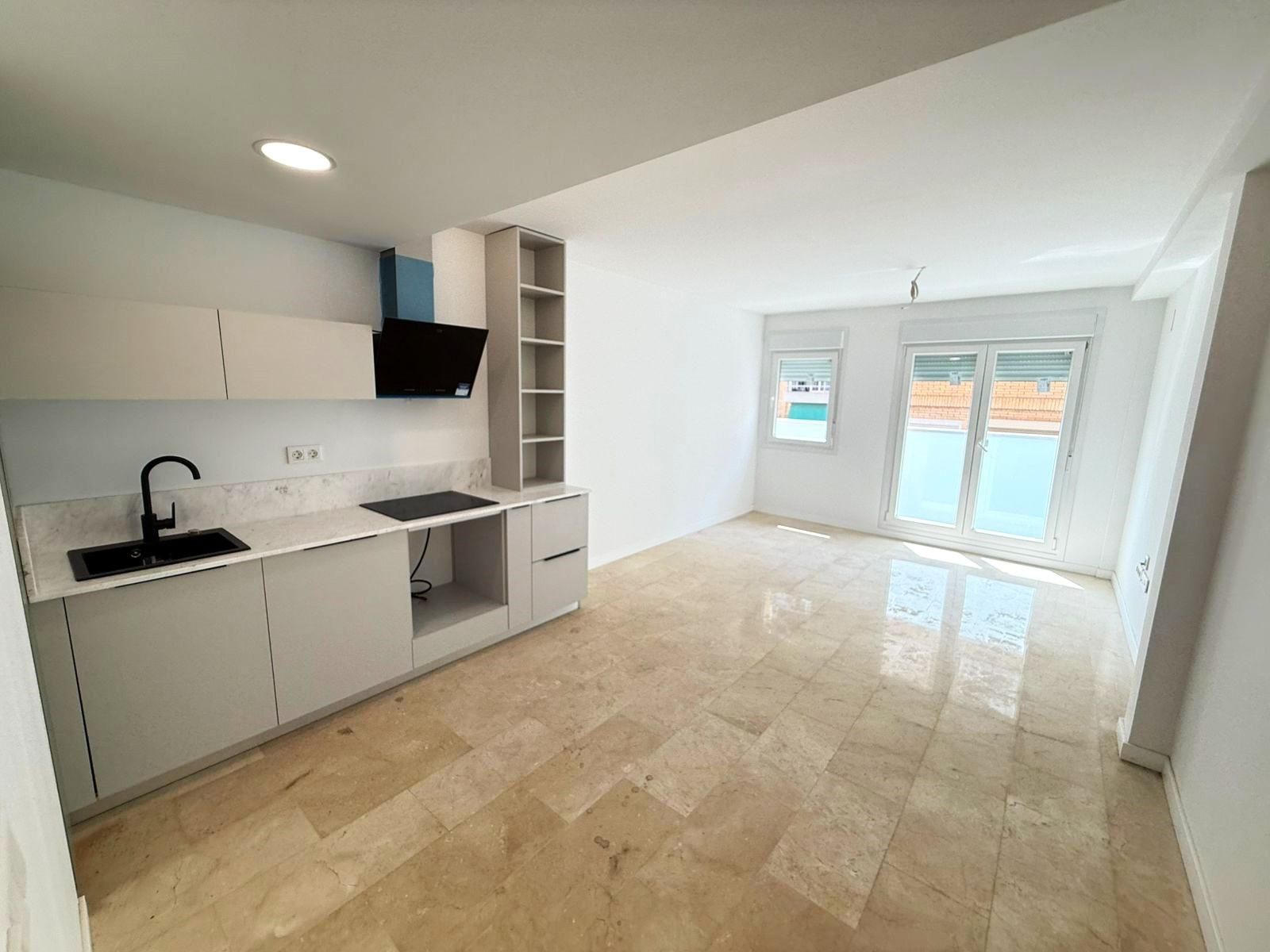 Cuina de Apartament en venda en Alicante / Alacant amb Aire condicionat, Terrassa i Balcó