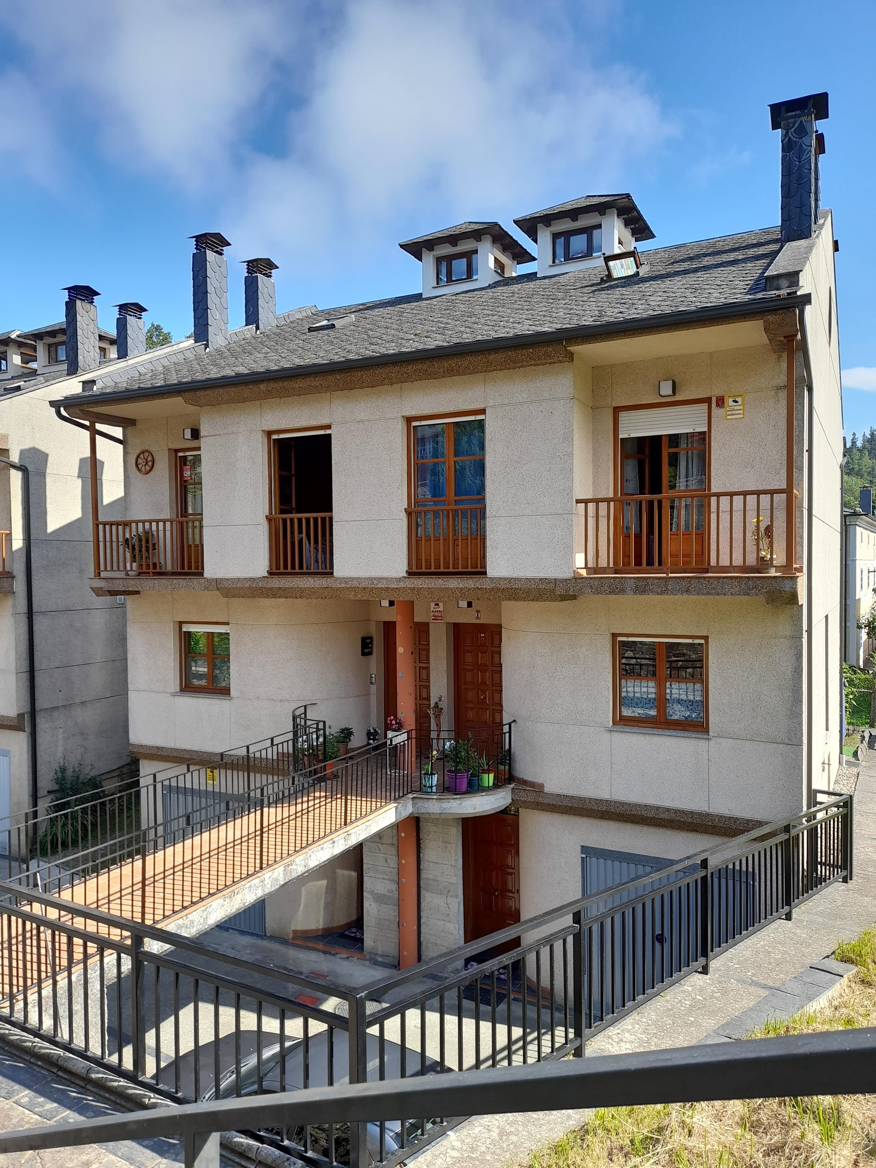 Vista exterior de Casa adosada en venda en Grandas de Salime amb Traster