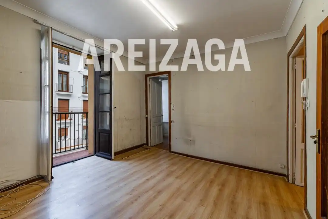 Dormitori de Pis en venda en Donostia - San Sebastián  amb Calefacció i Balcó