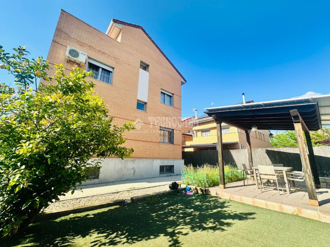 Vista exterior de Casa adosada en venda en Paracuellos de Jarama amb Aire condicionat i Calefacció
