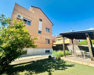 Vista exterior de Casa adosada en venda en Paracuellos de Jarama amb Aire condicionat i Calefacció
