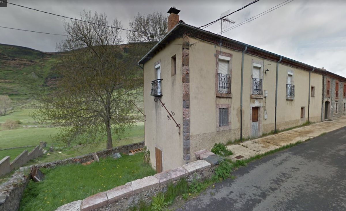 Vista exterior de Finca rústica en venda en Cármenes amb Aire condicionat i Balcó