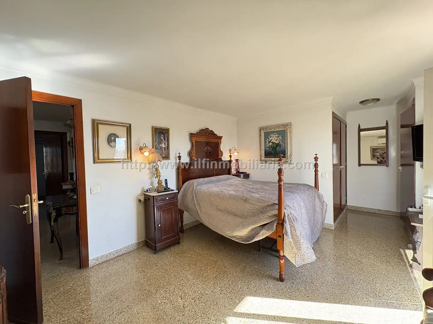 Schlafzimmer von Dachboden zum Verkauf in  Palma de Mallorca mit Klimaanlage, Terrasse und Fernseher