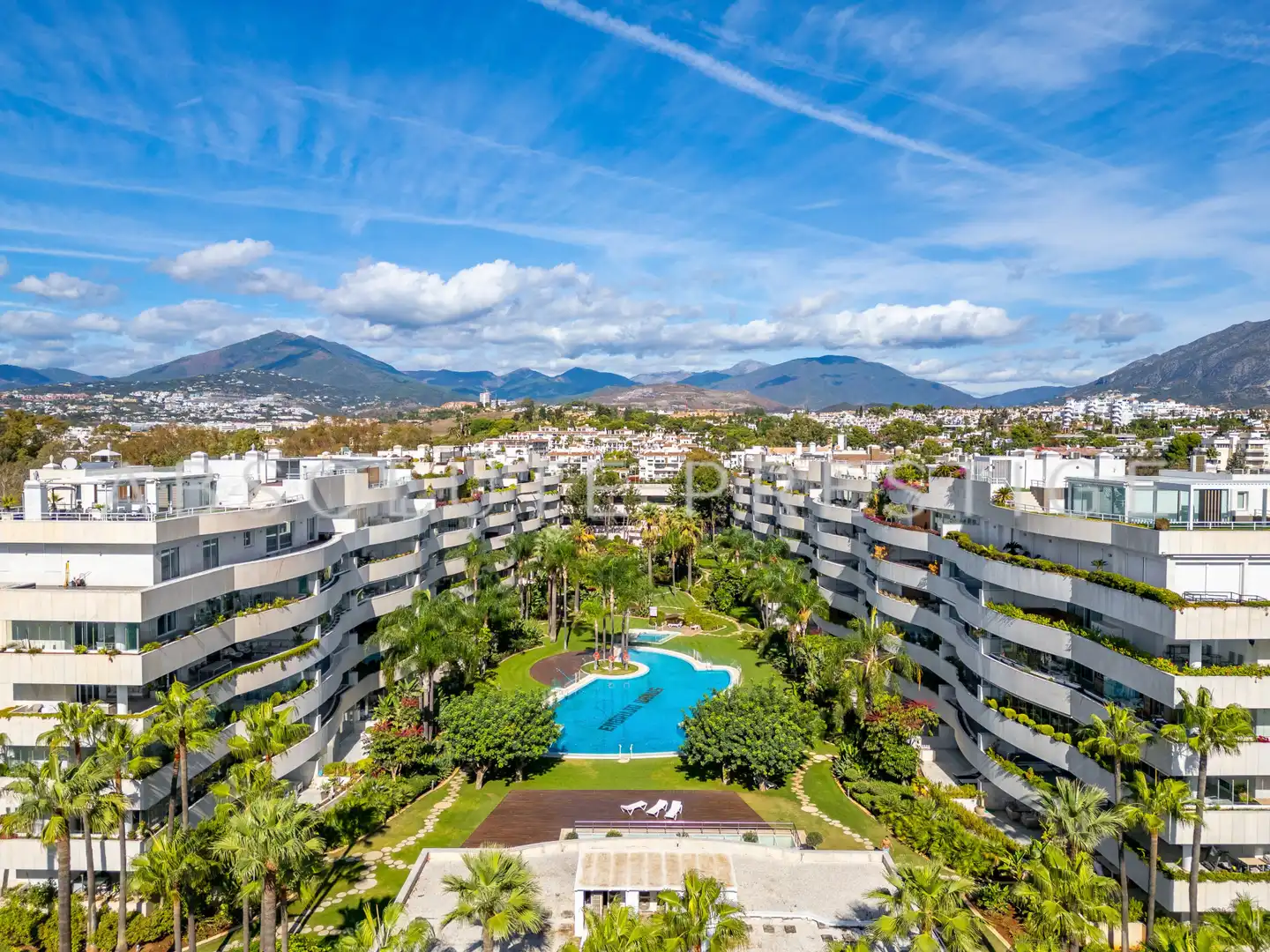 Vista exterior de Apartament en venda en Marbella amb Aire condicionat, Terrassa i Piscina