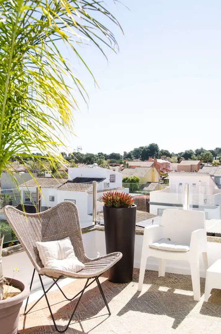Terrasse von Einfamilien-Reihenhaus zum Verkauf in La Pobla de Vallbona mit Klimaanlage, Heizung und Privatgarten