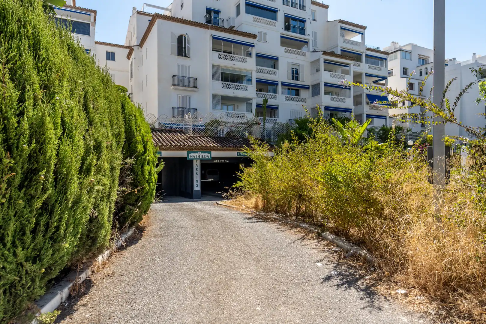 Vista exterior de Local en venta en Nueva Andalucía
