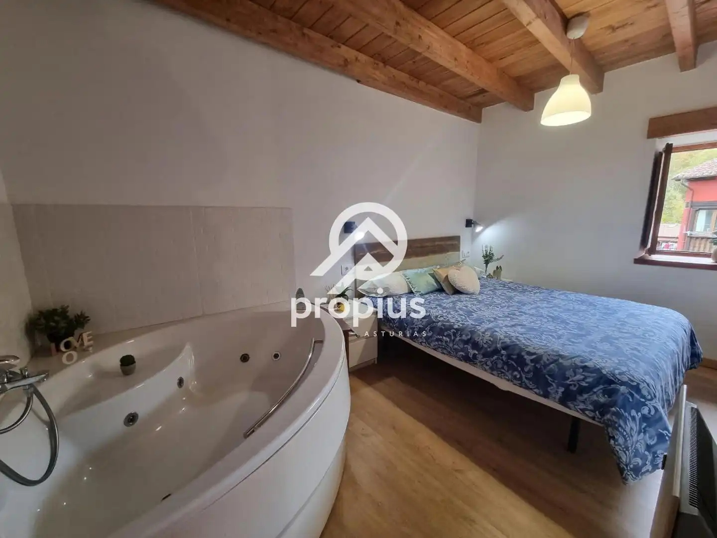 Schlafzimmer von Einfamilien-Reihenhaus zum Verkauf in Cangas de Onís mit Heizung und Terrasse