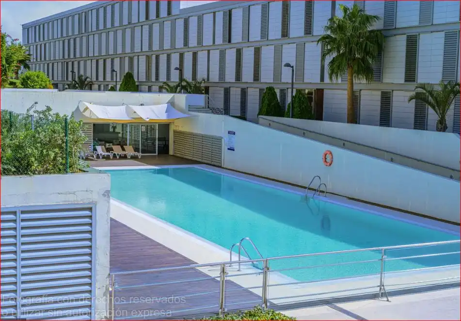 Schwimmbecken von Wohnung zum Verkauf in Manilva mit Klimaanlage, Heizung und Privatgarten