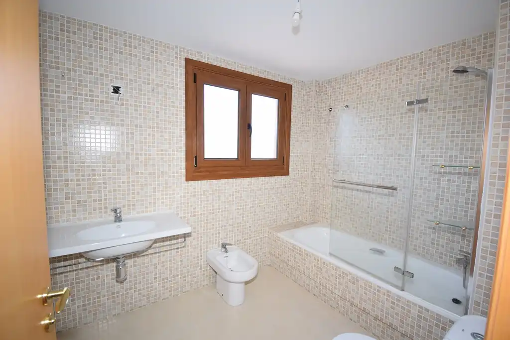 Baño de Casa adosada en venta en Miño con Calefacción, Jardín privado y Amueblado