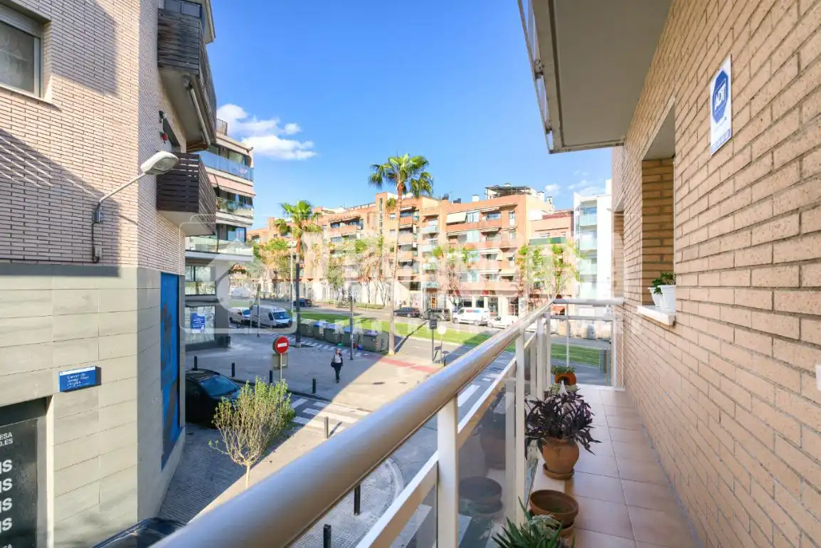 Vista exterior de Pis en venda en Cornellà de Llobregat amb Balcó