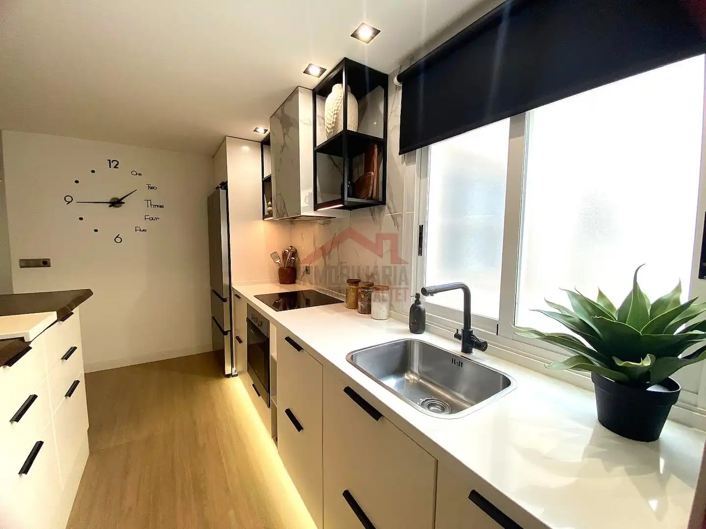 Küche von Wohnung zum Verkauf in Elche / Elx mit Klimaanlage, Heizung und Ofen