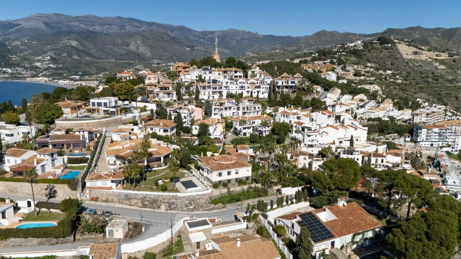 Vista exterior de Casa o xalet en venda en Almuñécar amb Aire condicionat, Jardí privat i Terrassa