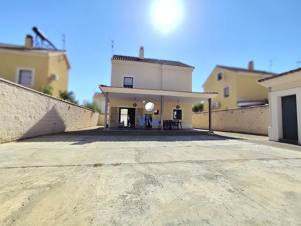 Exterior view of House or chalet for sale in Alcalá de Guadaira  with Air Conditioner and Storage room