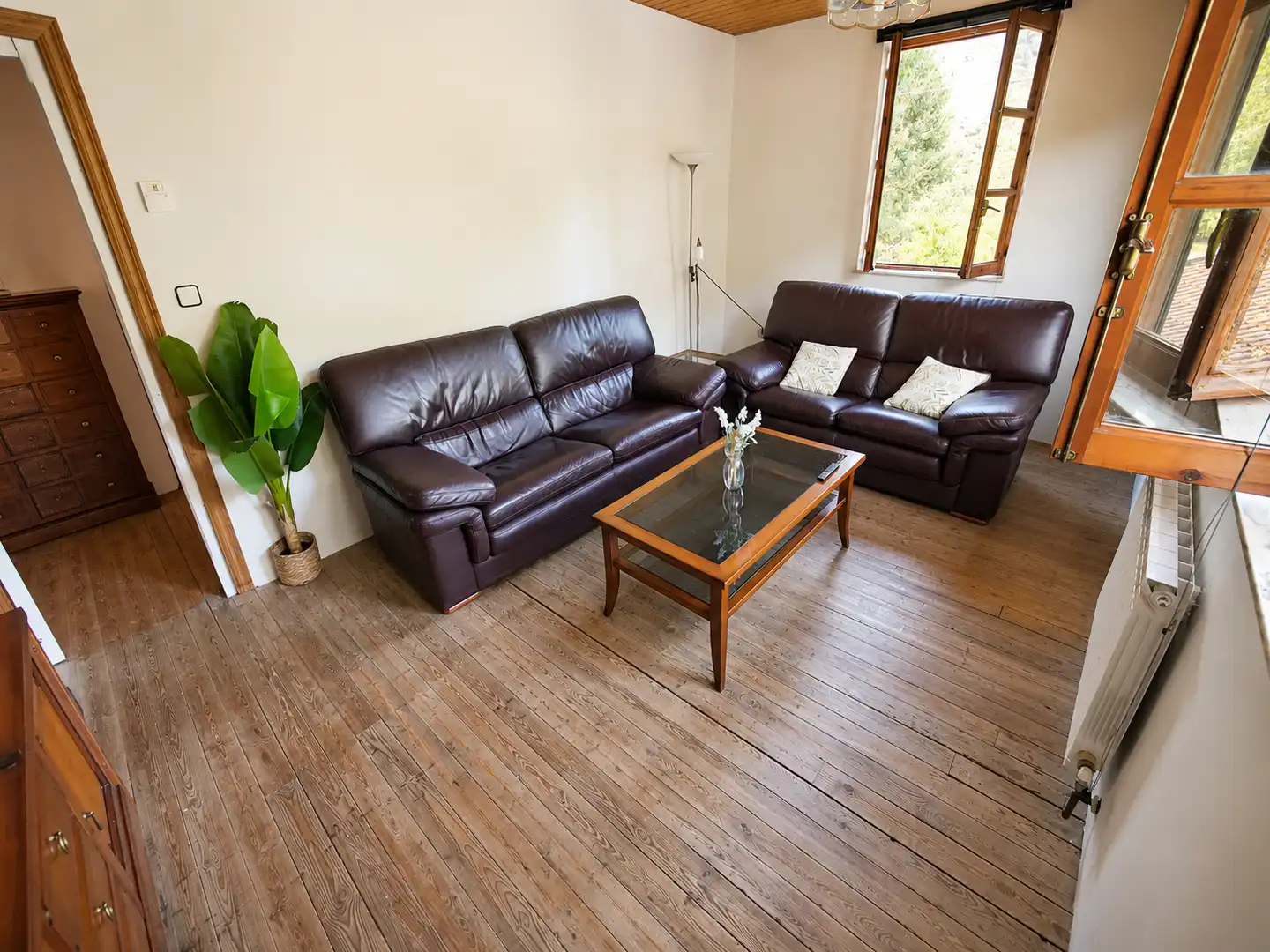 Sala d'estar de Casa o xalet en venda en Salas amb Jardí privat, Traster i Moblat