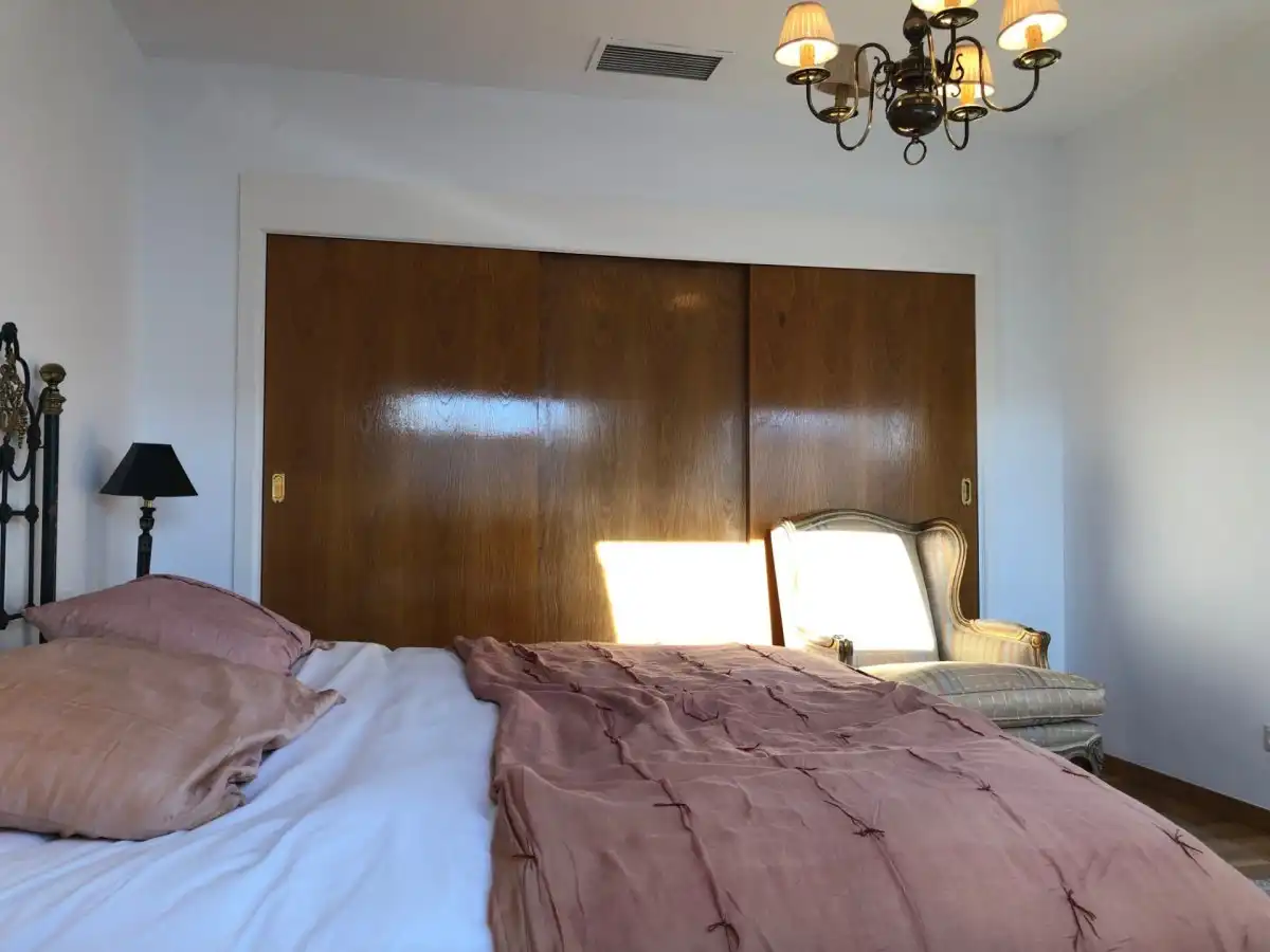 Schlafzimmer von Dachboden zum Verkauf in Bembibre mit Klimaanlage, Heizung und Parkett