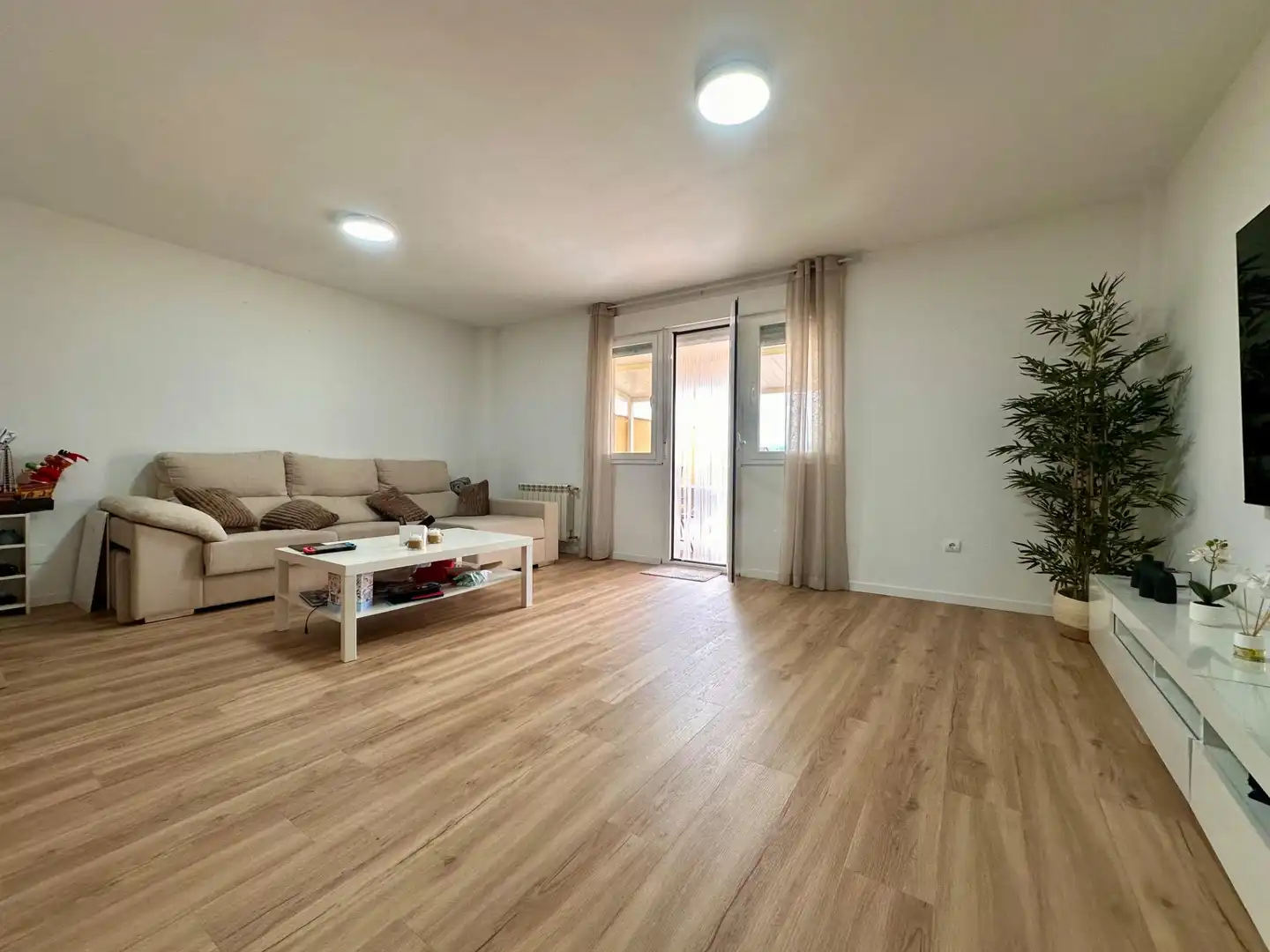 Sala d'estar de Casa adosada en venda en Camponaraya amb Calefacció, Jardí privat i Terrassa