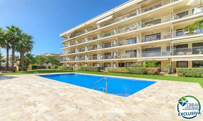 Piscina de Planta baixa en venda en Roses amb Calefacció, Moblat i Piscina comunitària