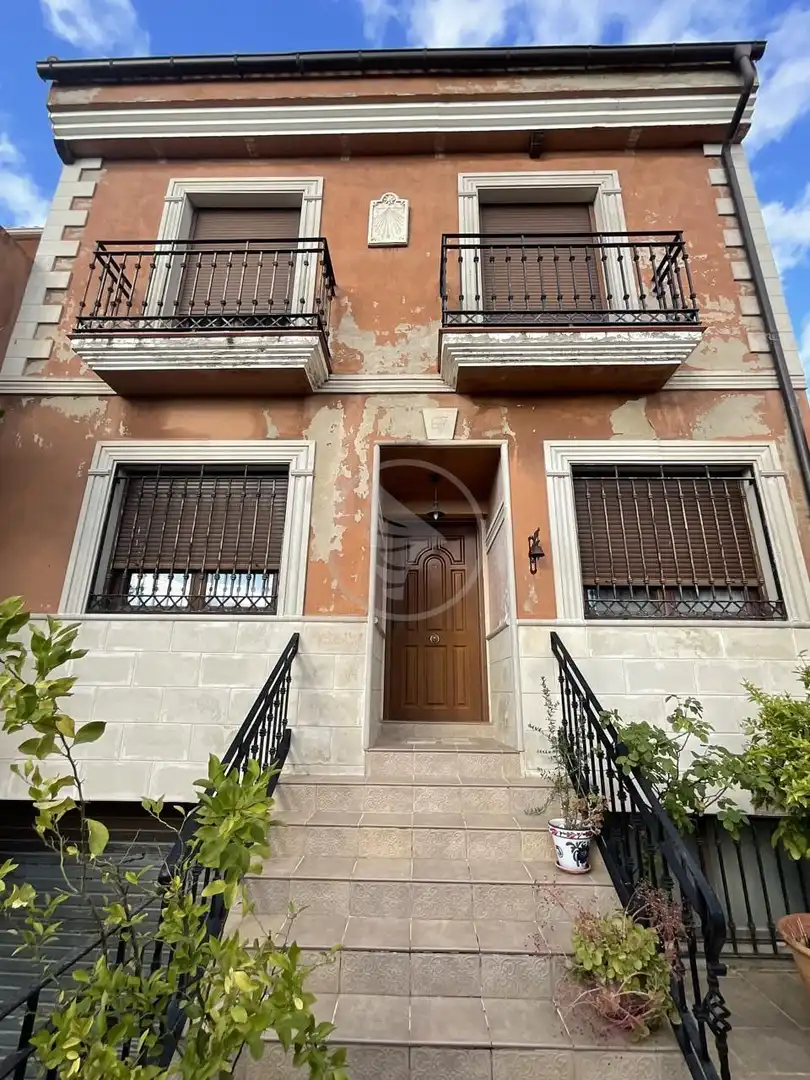Vista exterior de Casa o xalet en venda en Linares amb Aire condicionat