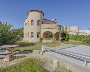 Vista exterior de Casa adosada en venda en Sant Pere Pescador amb Terrassa i Piscina