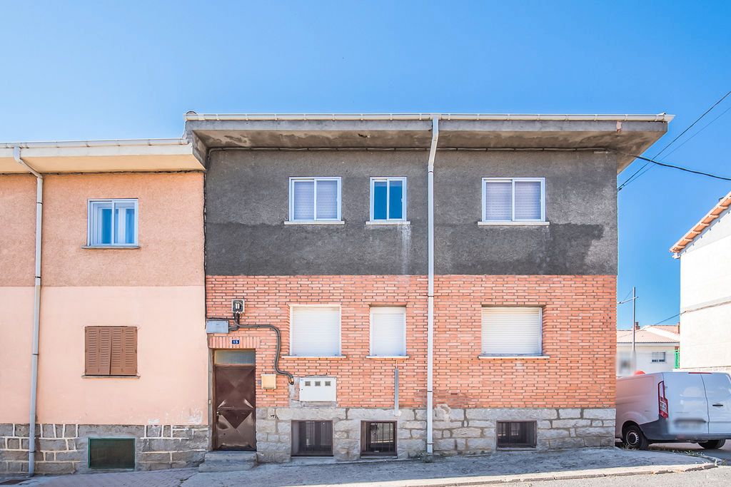 Vista exterior de Pis en venda en Las Navas del Marqués  amb Parquet