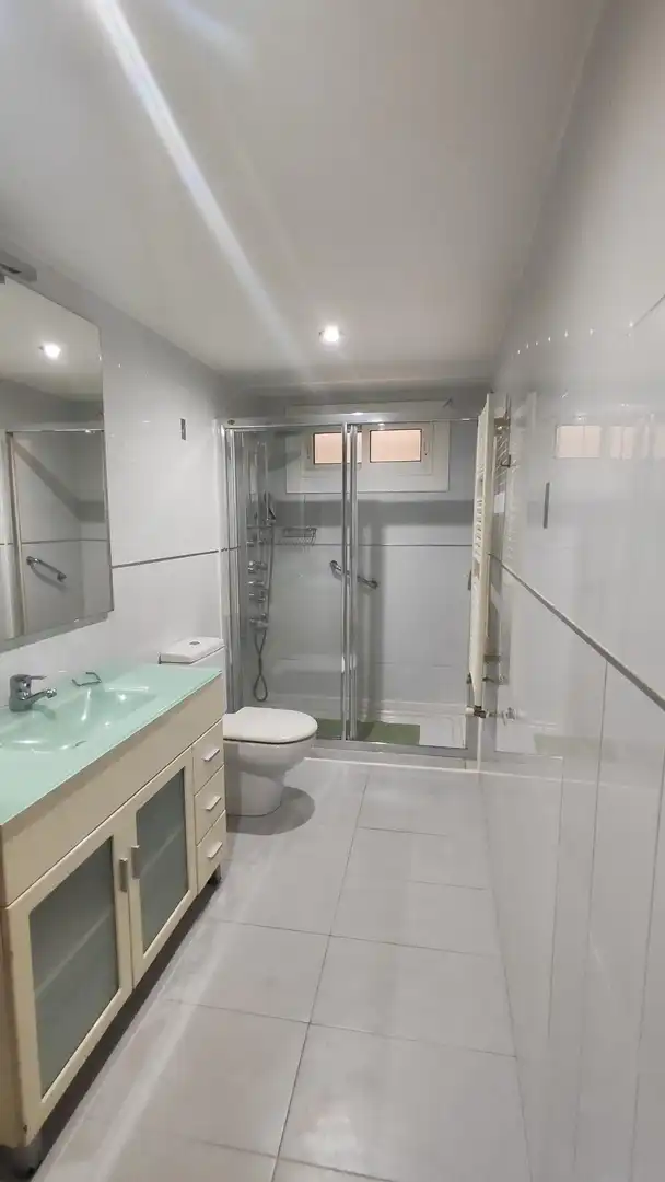 Baño de Piso en venta en Vigo  con Calefacción, Trastero y Balcón