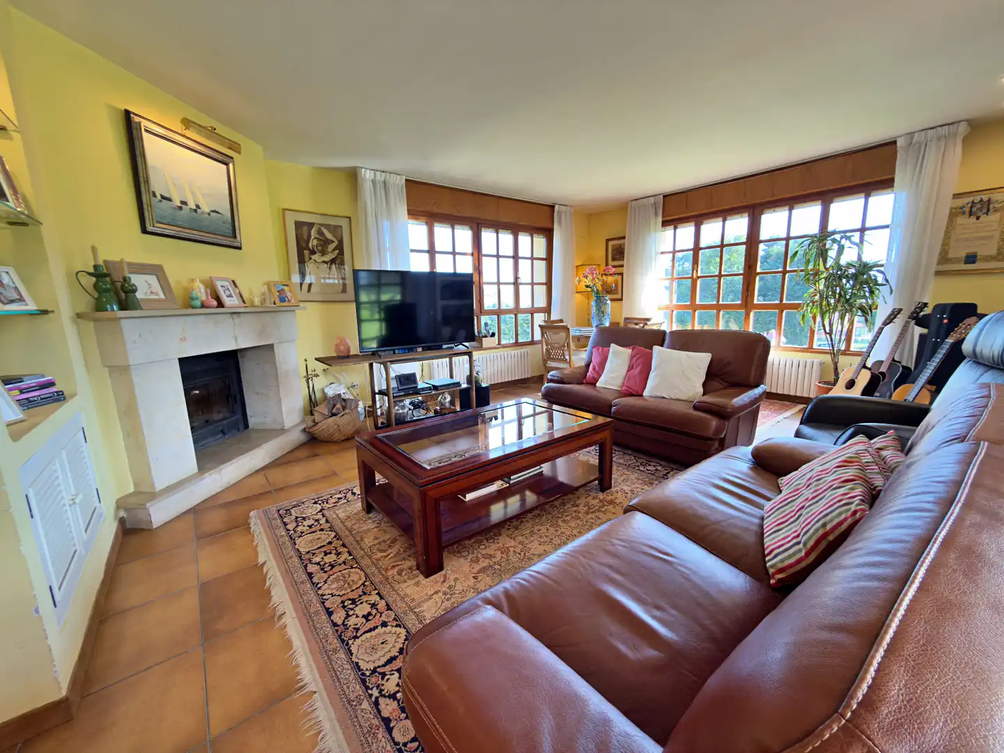 Sala d'estar de Casa o xalet en venda en Gijón  amb Calefacció, Parquet i Terrassa