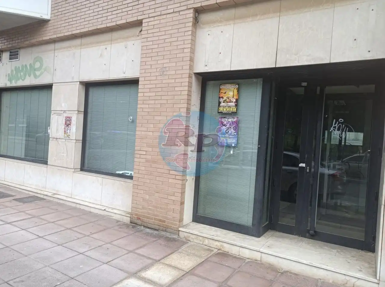Vista exterior de Oficina en venta en León Capital  con Trastero