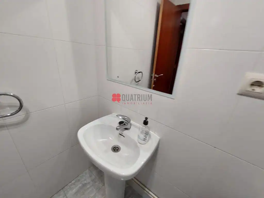 Badezimmer von Wohnung zur Miete in Santiago de Compostela  mit Parkett und Möbliert