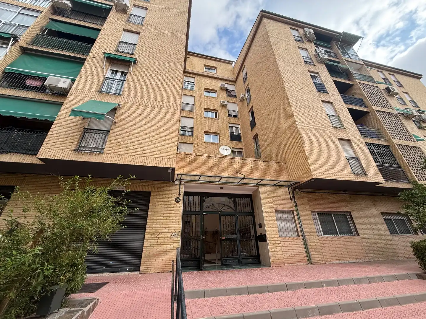 Vista exterior de Piso en venta en  Granada Capital con Aire acondicionado y Balcón