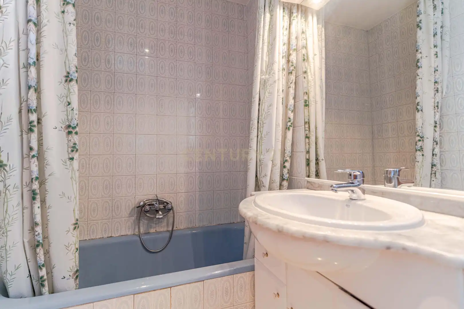 Baño de Piso en venta en Granada con Trastero y Balcón