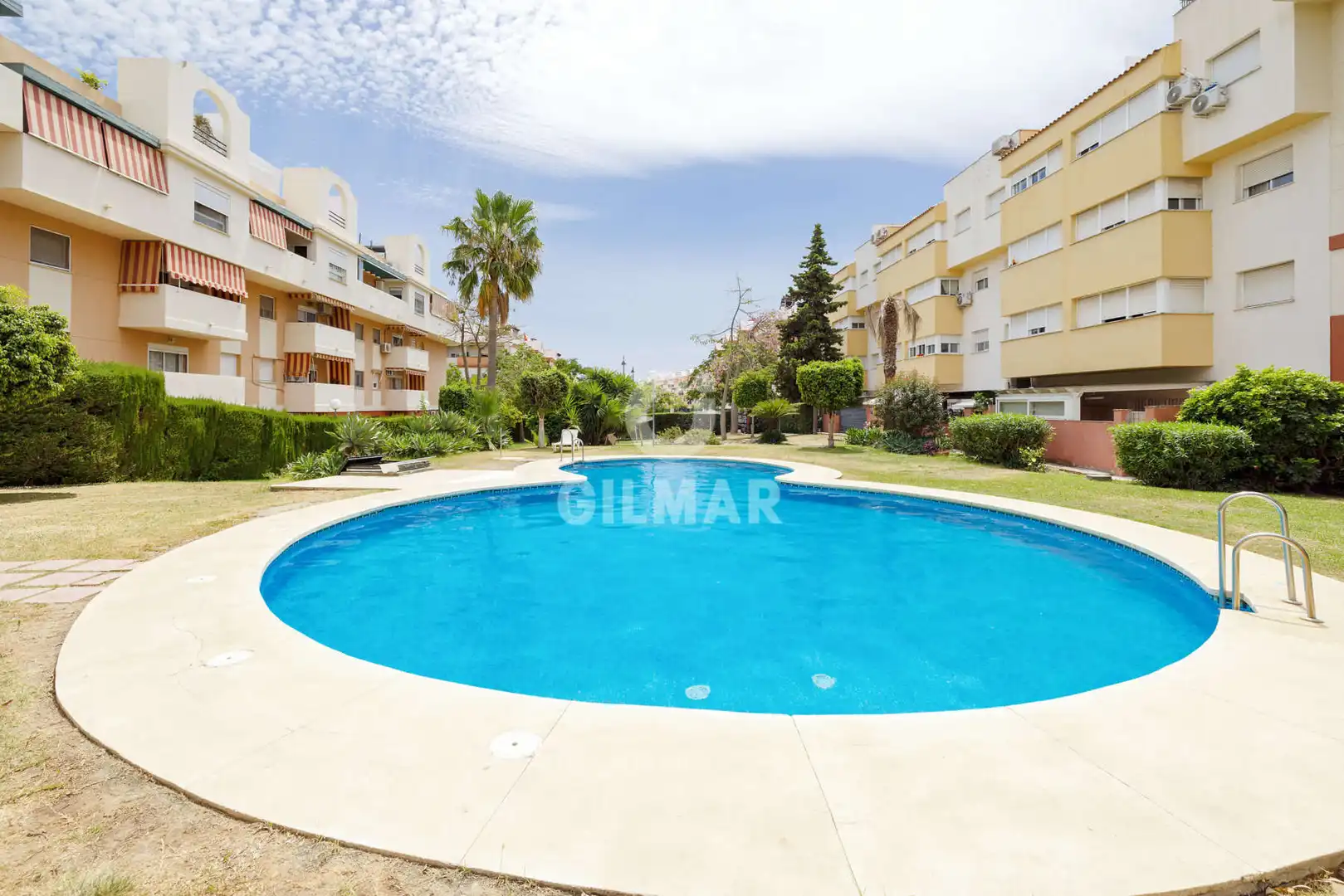 Vista exterior de Pis en venda en Estepona amb Jardí privat, Traster i Piscina