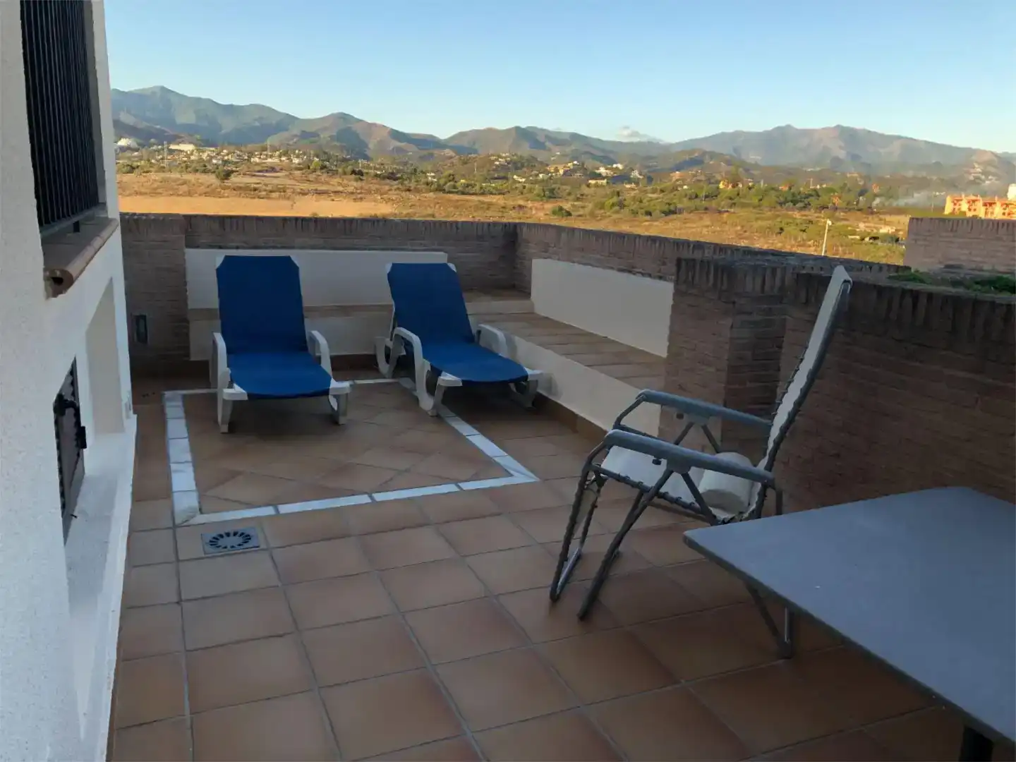 Terrasse von Wohnung zur Miete in Estepona mit Klimaanlage, Privatgarten und Abstellraum
