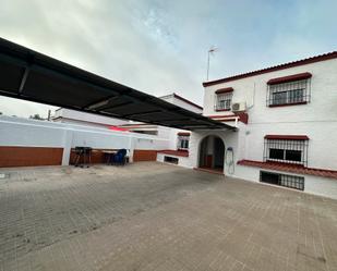 Vista exterior de Casa o xalet de lloguer en Dos Hermanas amb Terrassa