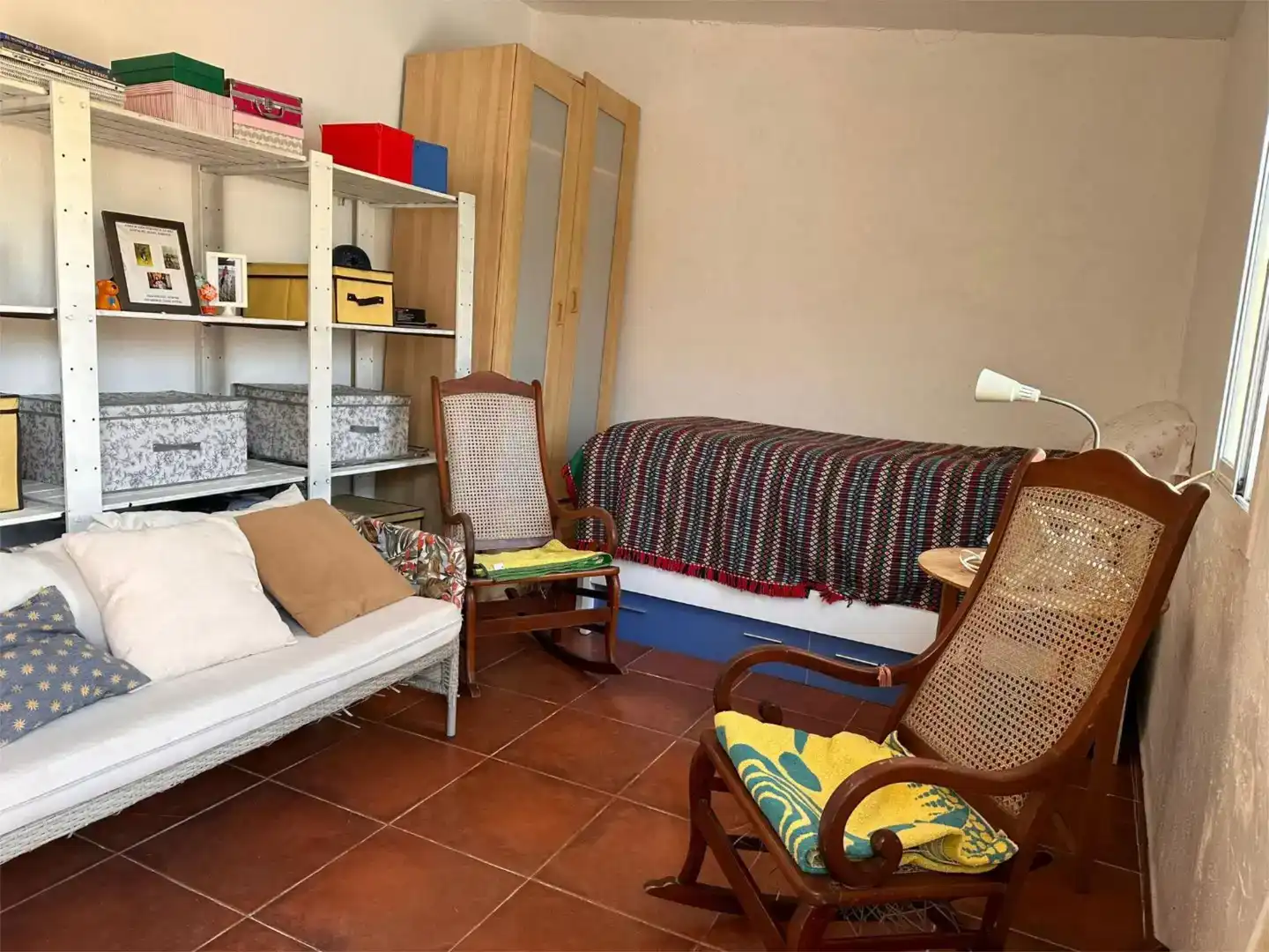 Dormitori de Casa adosada per a compartir en Dos Hermanas amb Aire condicionat, Jardí privat i Piscina