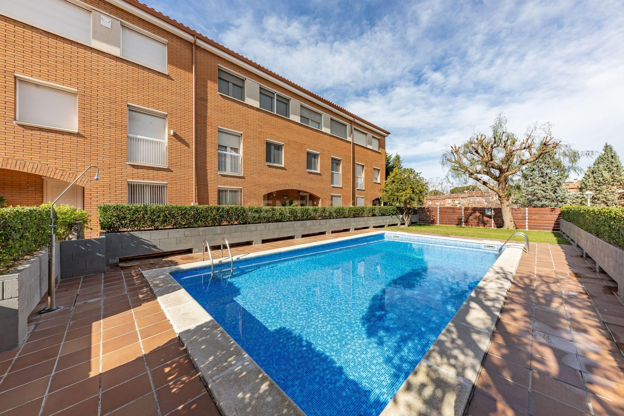 Piscina de Casa adosada en venda en Molins de Rei amb Aire condicionat, Traster i Forn
