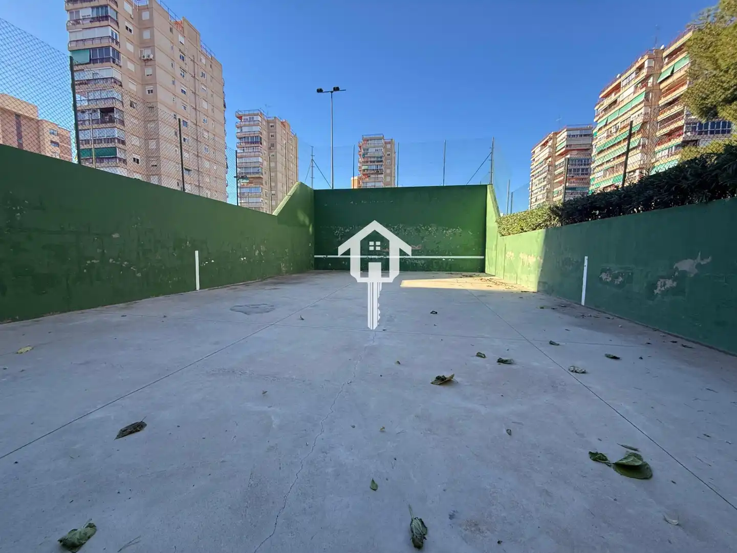 Aparcament de Pis en venda en Alicante / Alacant amb Terrassa, Moblat i Piscina comunitària