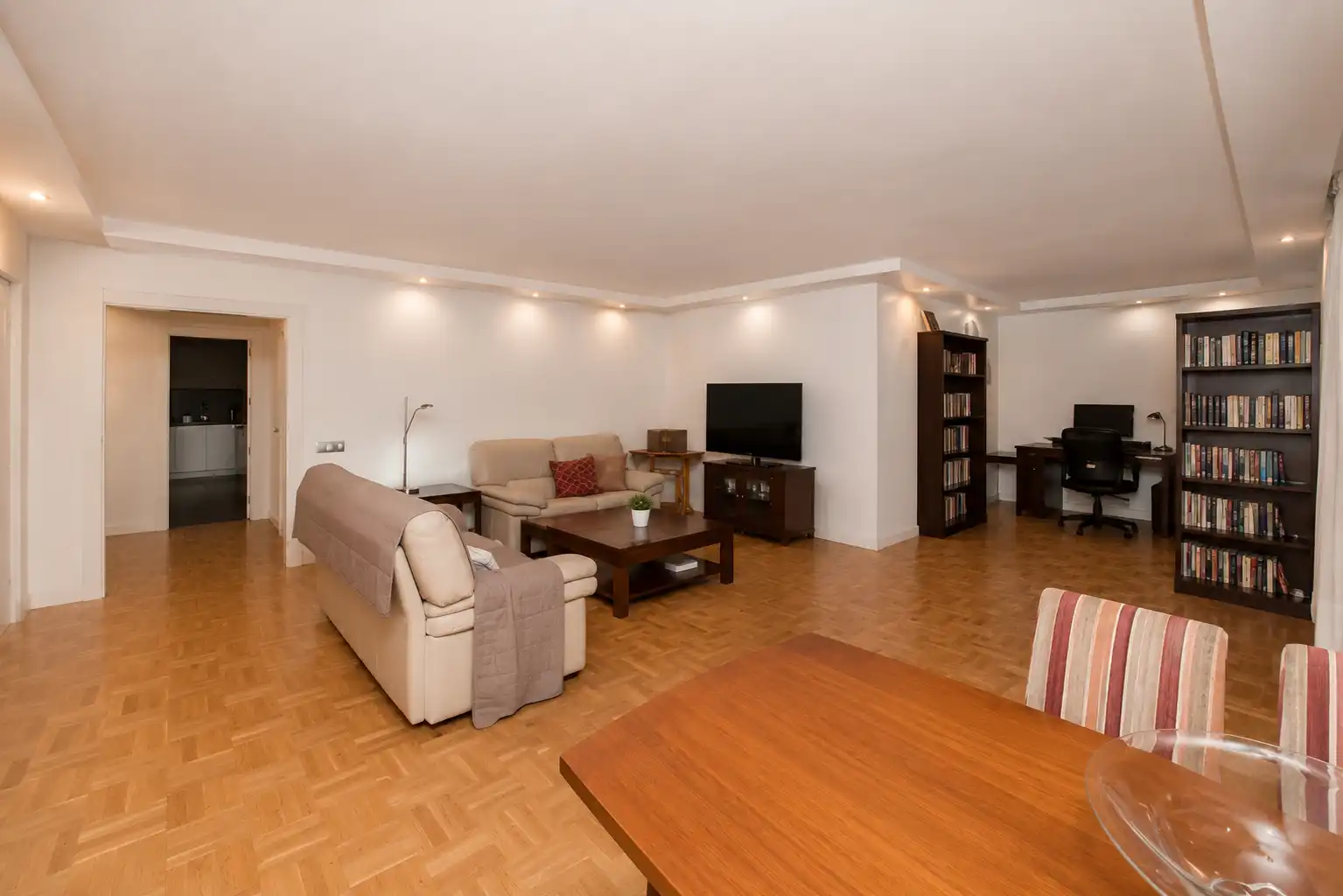 Sala de estar de Piso en venta en Pozuelo de Alarcón con Aire acondicionado, Calefacción y Jardín privado