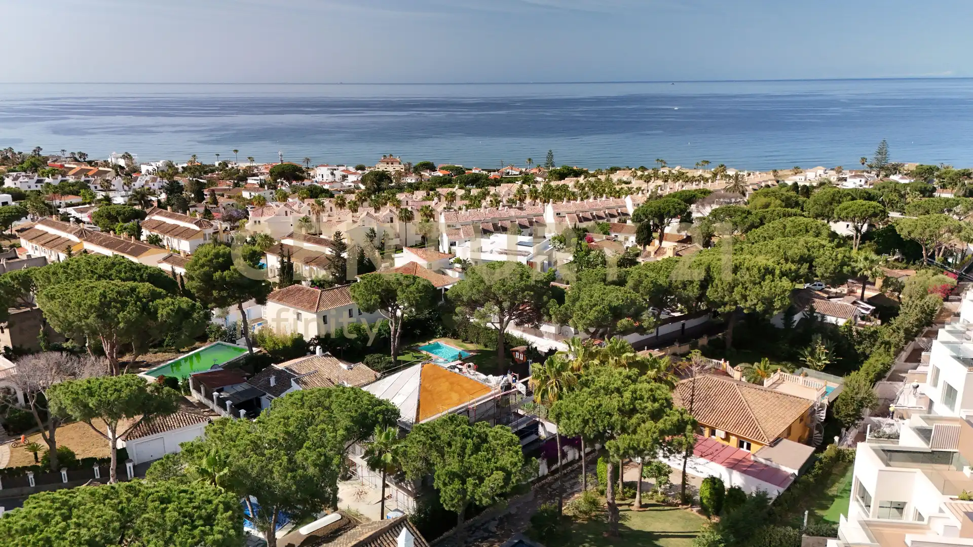Vista exterior de Casa o xalet en venda en Marbella amb Aire condicionat, Jardí privat i Traster