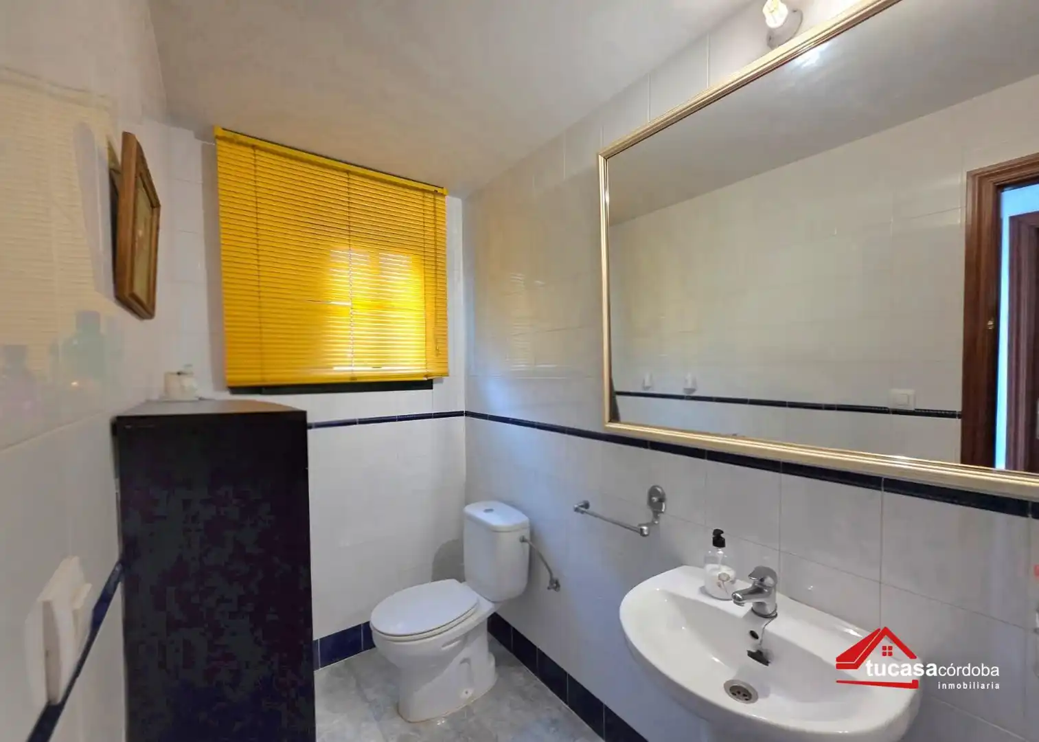 Badezimmer von Einfamilien-Reihenhaus zum Verkauf in Guadalcázar mit Klimaanlage und Terrasse