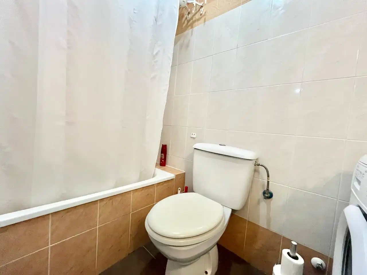 Baño de Planta baja de alquiler en Torrevieja con Aire acondicionado, Calefacción y Jardín privado