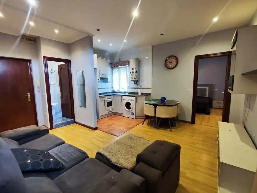 Sala d'estar de Pis en venda en Gijón  amb Parquet, Traster i Moblat